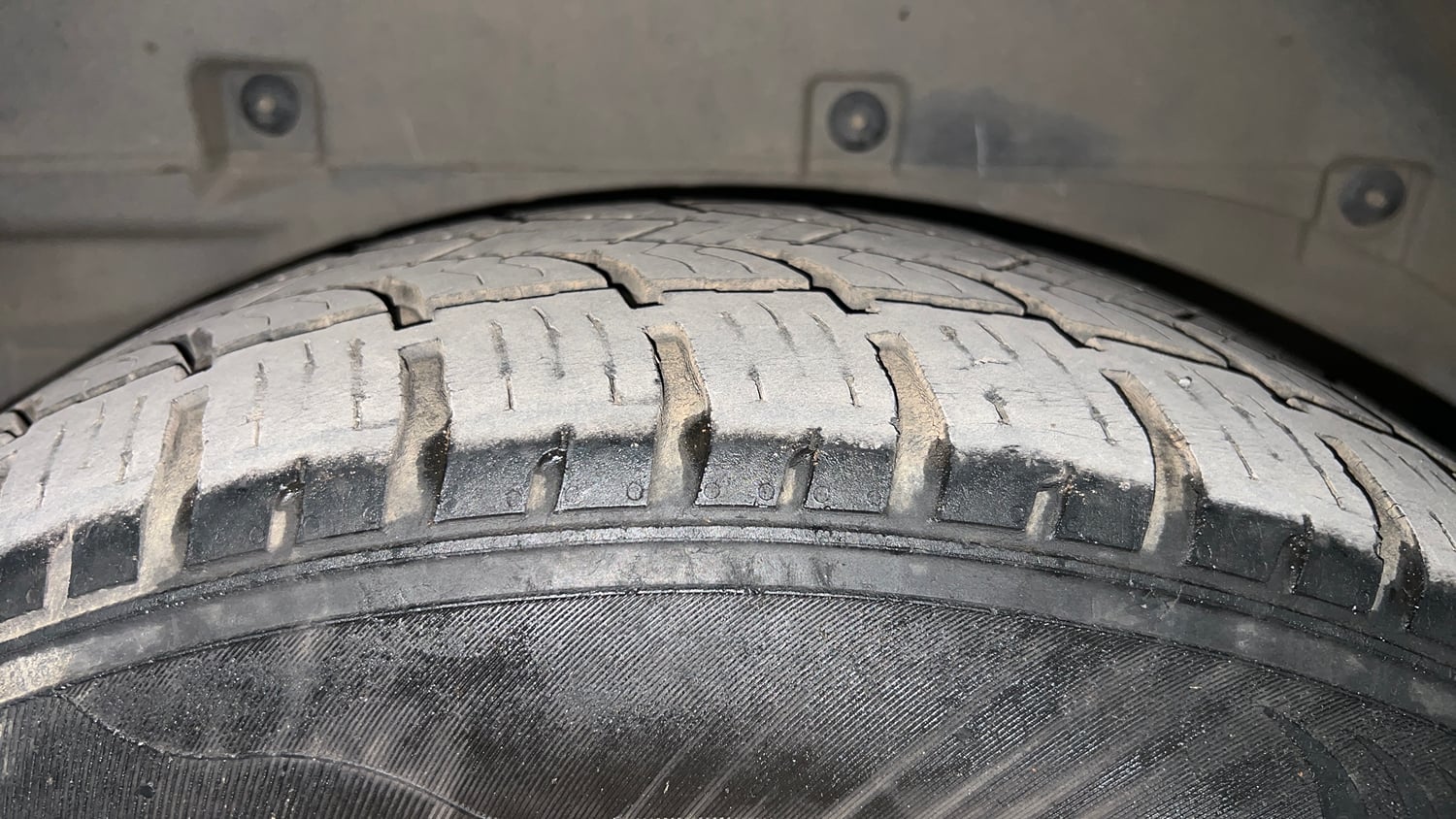 Used 2018 Tata Hexa XT 4x2 7 STR Diesel Manual tyres RIGHT REAR TYRE TREAD VIEW