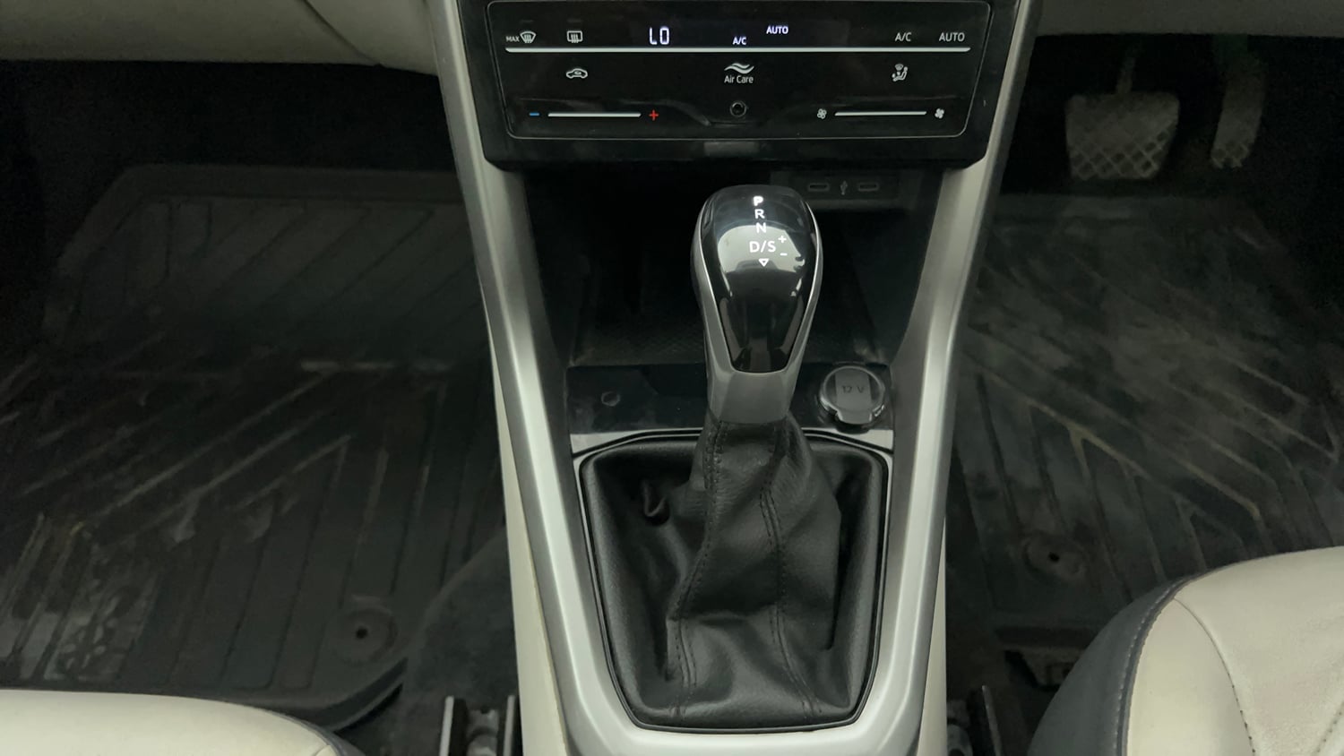 Used 2022 Volkswagen Taigun Highline 1.0 TSI AT Petrol Automatic interior GEAR  KNOB VIEW