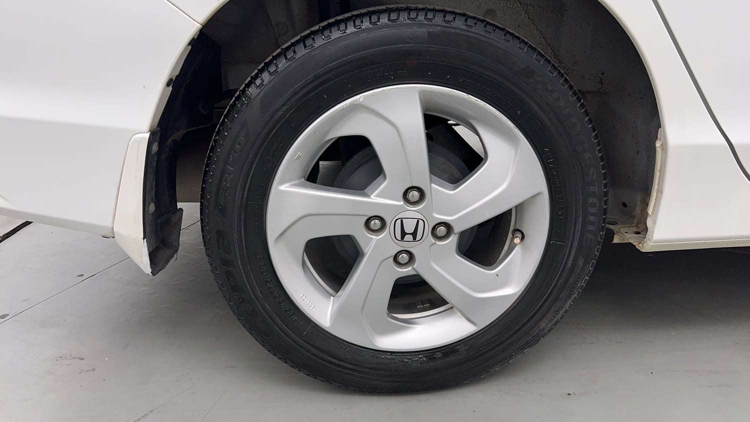 Used 2016 Honda City V Petrol Manual tyres RIGHT REAR TYRE RIM VIEW
