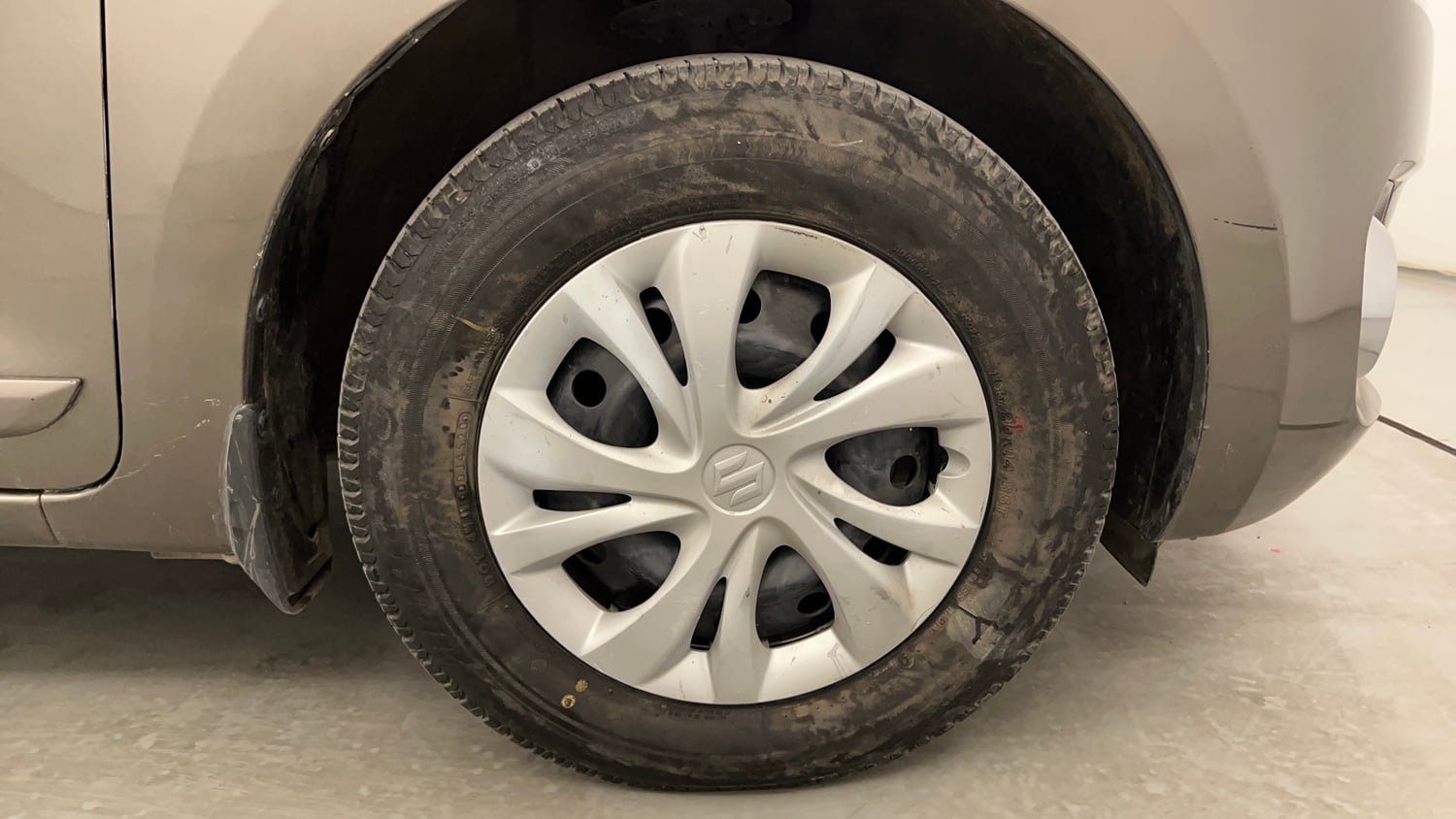 Used 2021 Maruti Suzuki Swift VXi Petrol Manual tyres RIGHT FRONT TYRE RIM VIEW
