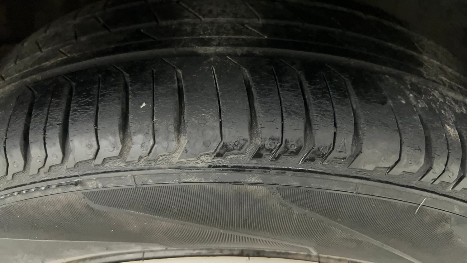 Used 2016 Volkswagen Polo Comfortline 1.2L (P) Petrol Manual tyres RIGHT FRONT TYRE TREAD VIEW