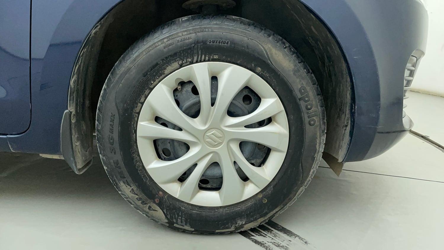 Used 2019 Maruti Suzuki Swift VXi AMT Petrol Automatic tyres RIGHT FRONT TYRE RIM VIEW