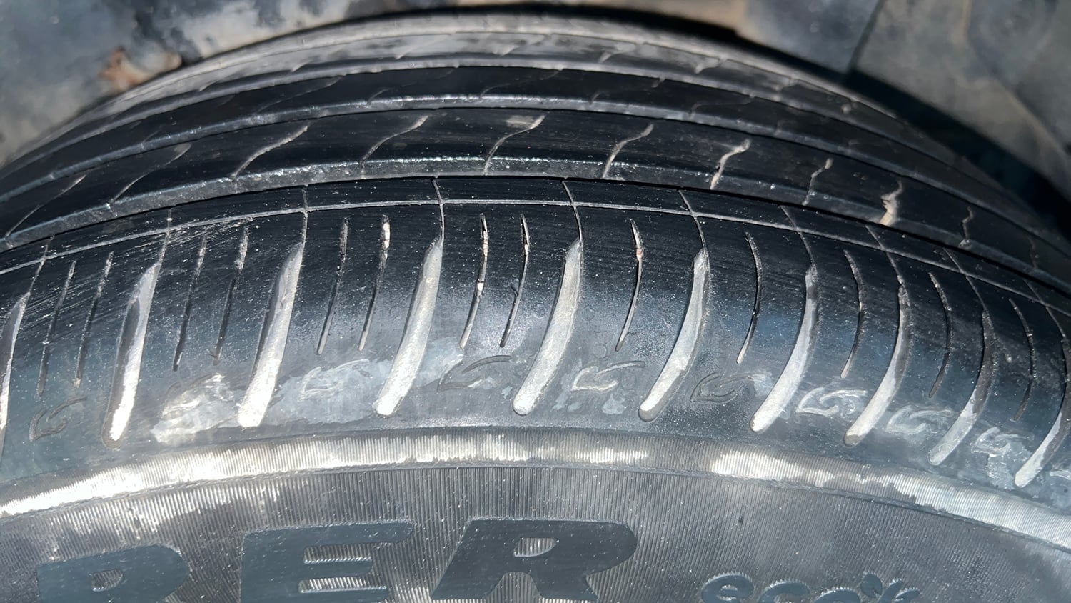 Used 2024 Hyundai Venue SX (O) 1.0 Turbo DCT Petrol Automatic tyres LEFT REAR TYRE TREAD VIEW