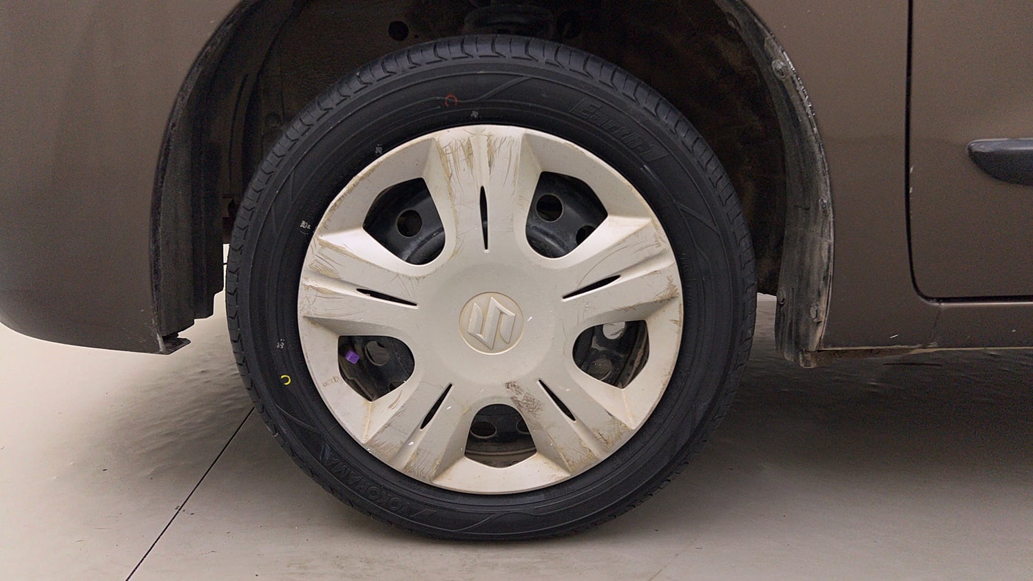 Used 2015 Maruti Suzuki Wagon R VXI Petrol Manual tyres LEFT FRONT TYRE RIM VIEW