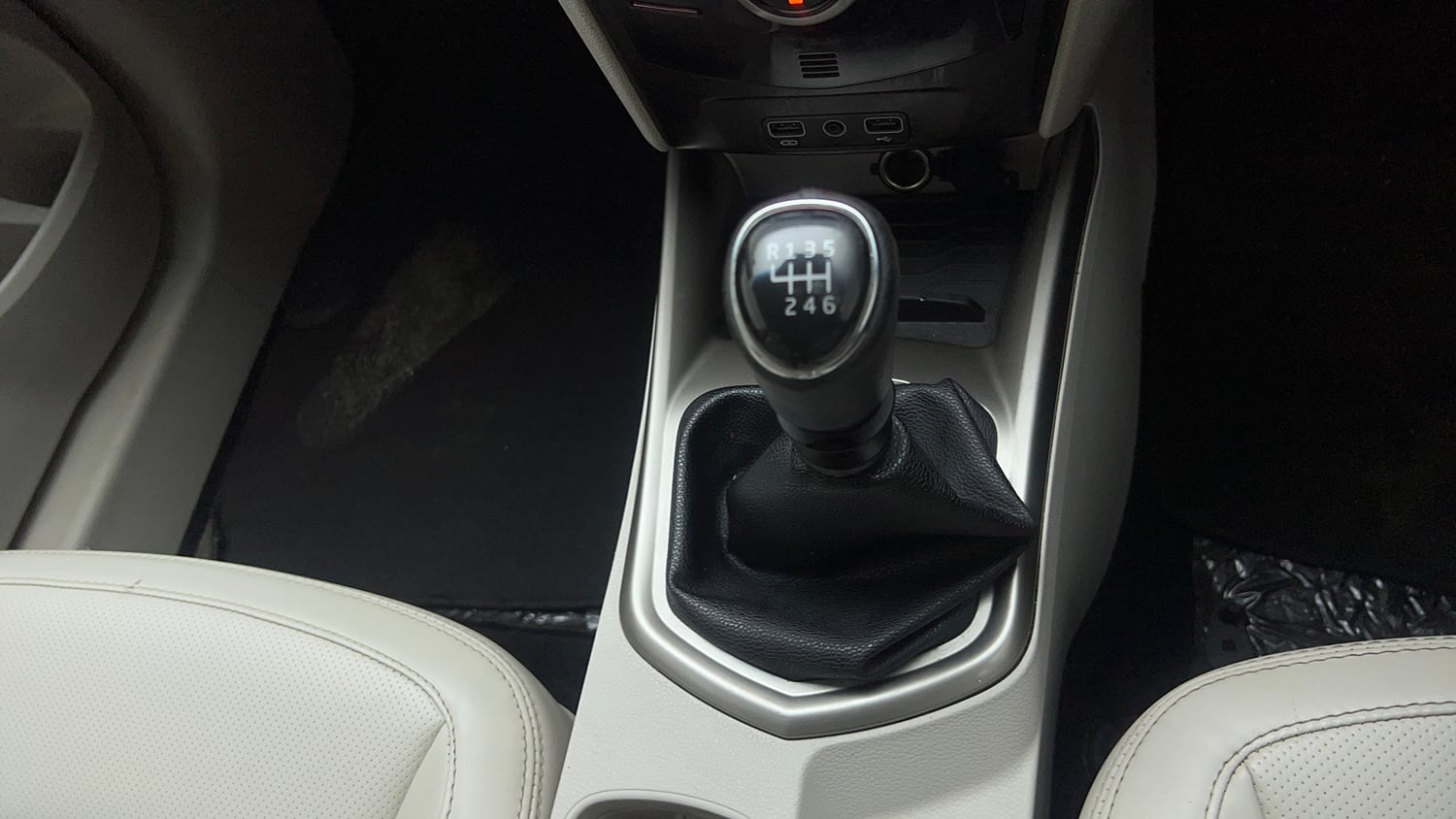 Used 2021 Mahindra XUV 300 1.5 W8 (O) Diesel Manual interior GEAR  KNOB VIEW
