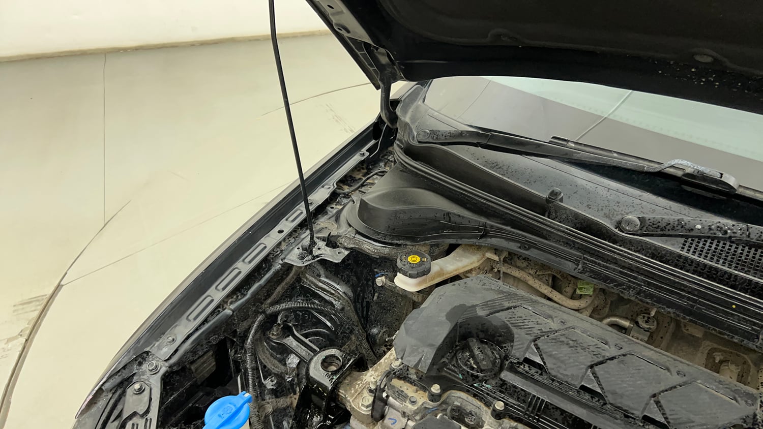 Used 2024 Hyundai Verna SX 1.5 Petrol MT Petrol Manual engine ENGINE RIGHT SIDE HINGE & APRON VIEW