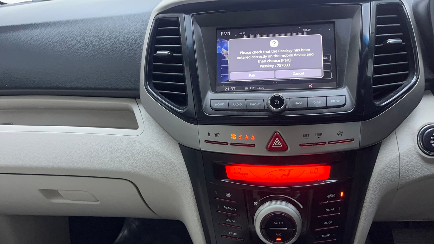 Used 2021 Mahindra XUV 300 W8 (O) 1.5 Diesel AMT Diesel Automatic interior MUSIC SYSTEM & AC CONTROL VIEW