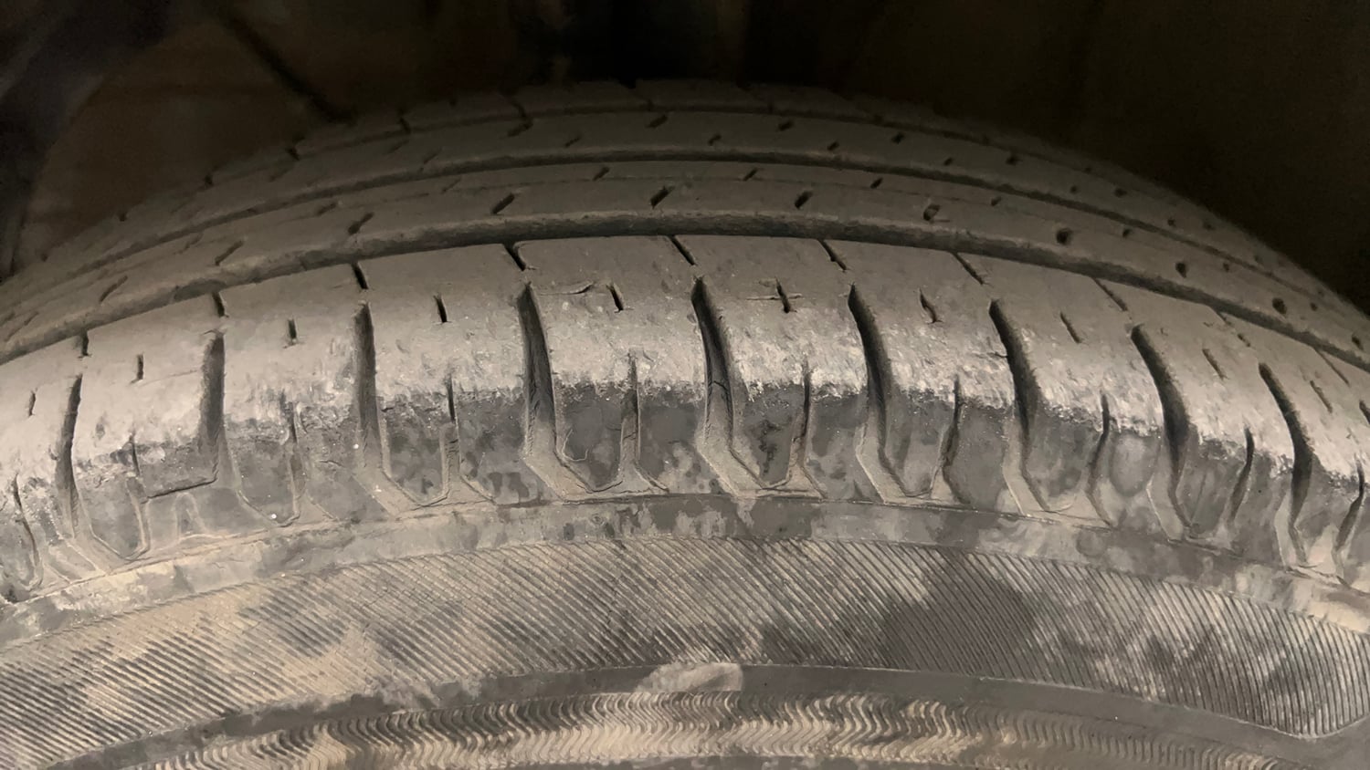 Used 2020 Maruti Suzuki Swift VXi AMT Petrol Automatic tyres LEFT FRONT TYRE TREAD VIEW