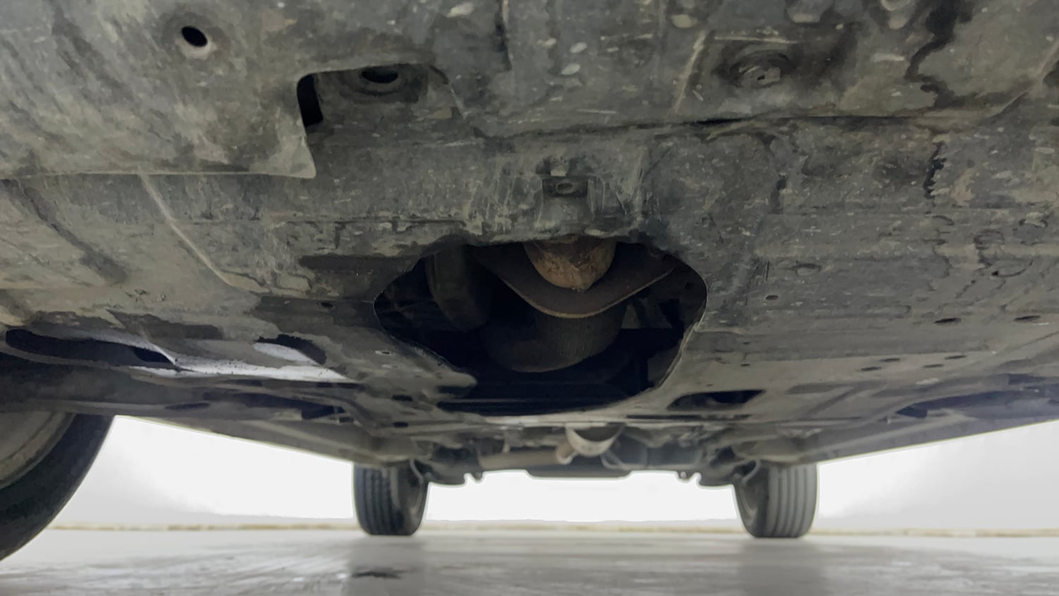 Used 2021 Mahindra XUV 300 W8 (O) 1.5 Diesel AMT Diesel Automatic extra FRONT LEFT UNDERBODY VIEW