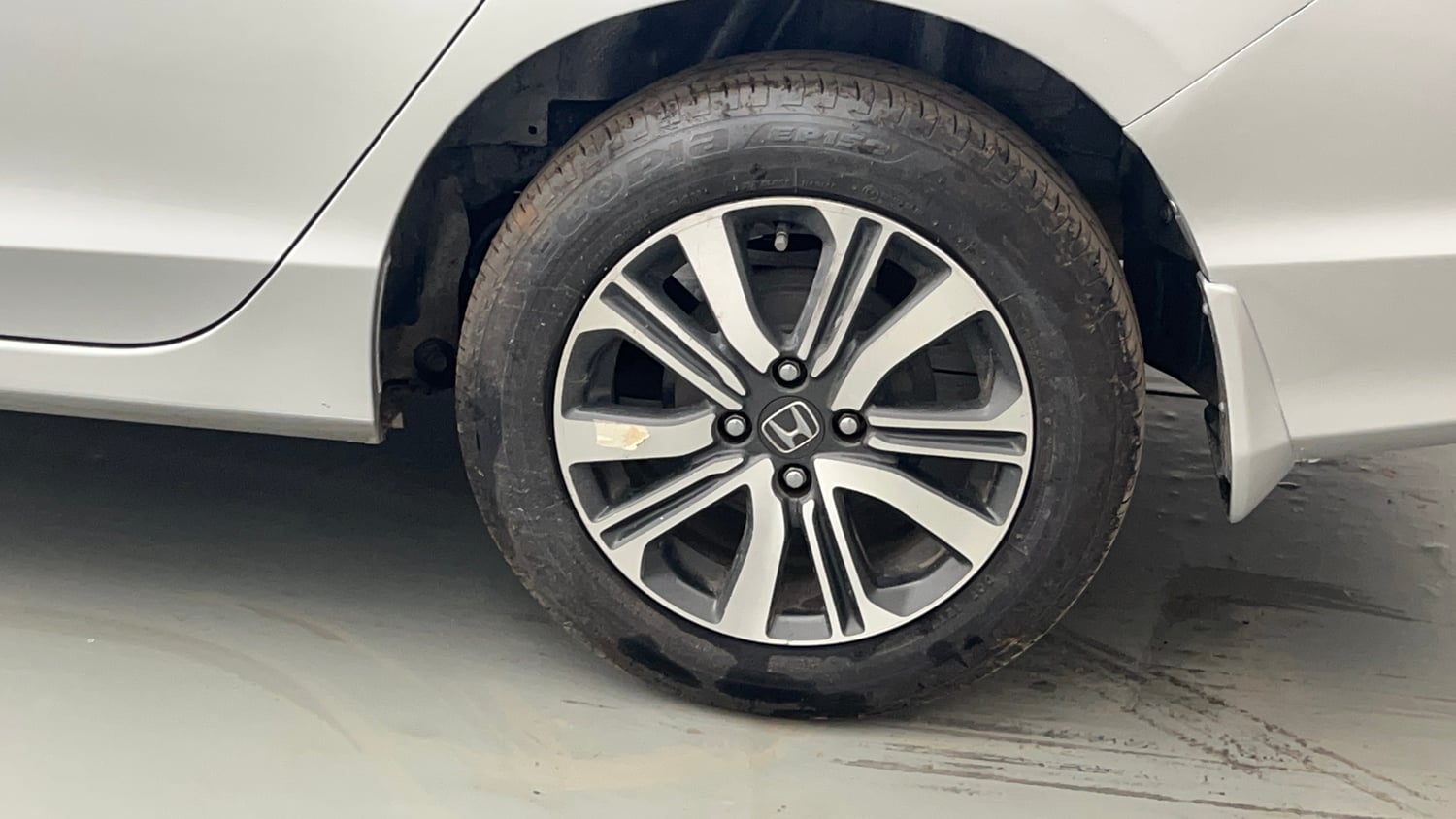 Used 2018 Honda City V Petrol Petrol Manual tyres LEFT REAR TYRE RIM VIEW