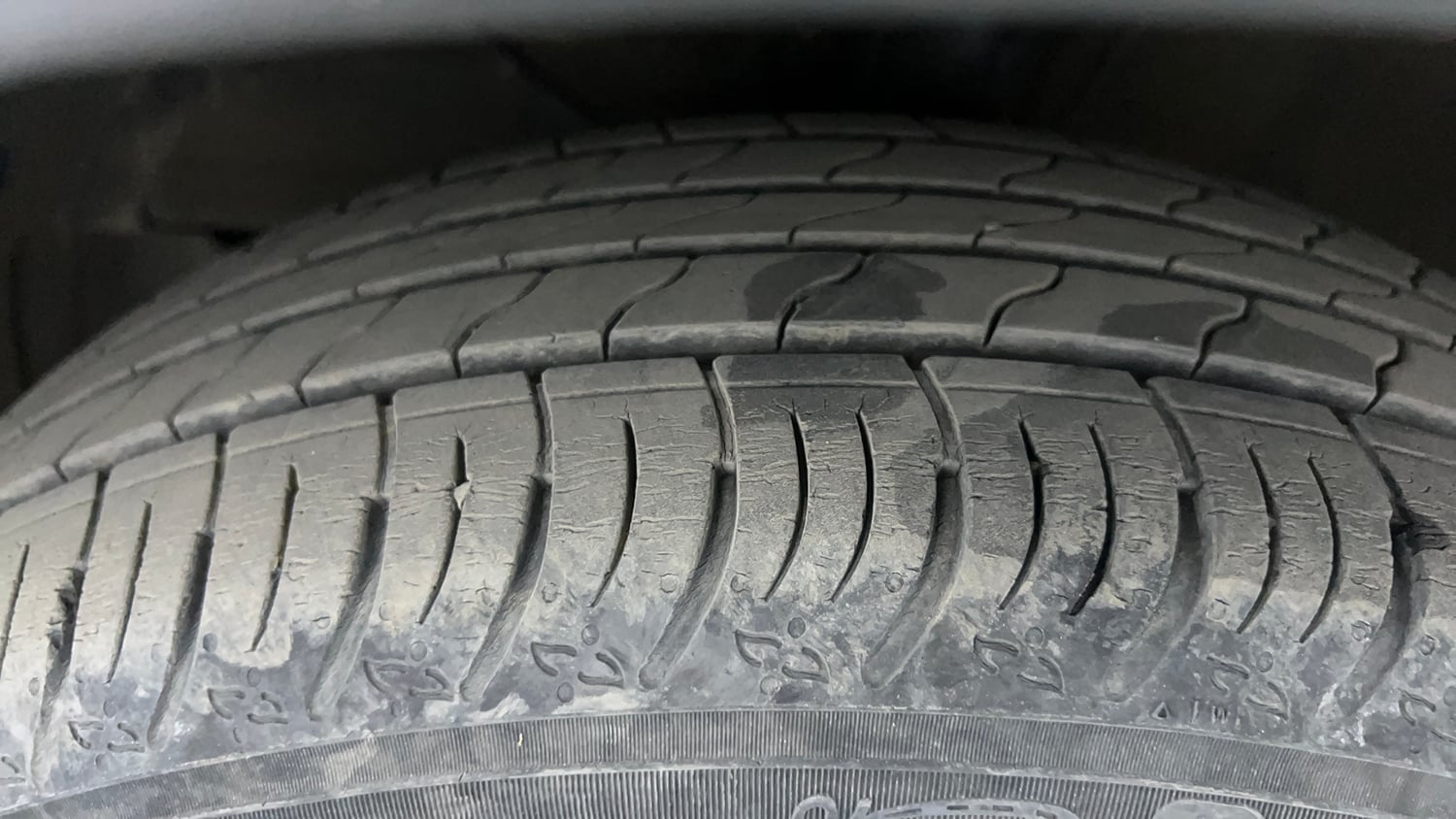 Used 2023 Maruti Suzuki XL6 Alpha AT Petrol Petrol Automatic tyres LEFT FRONT TYRE TREAD VIEW