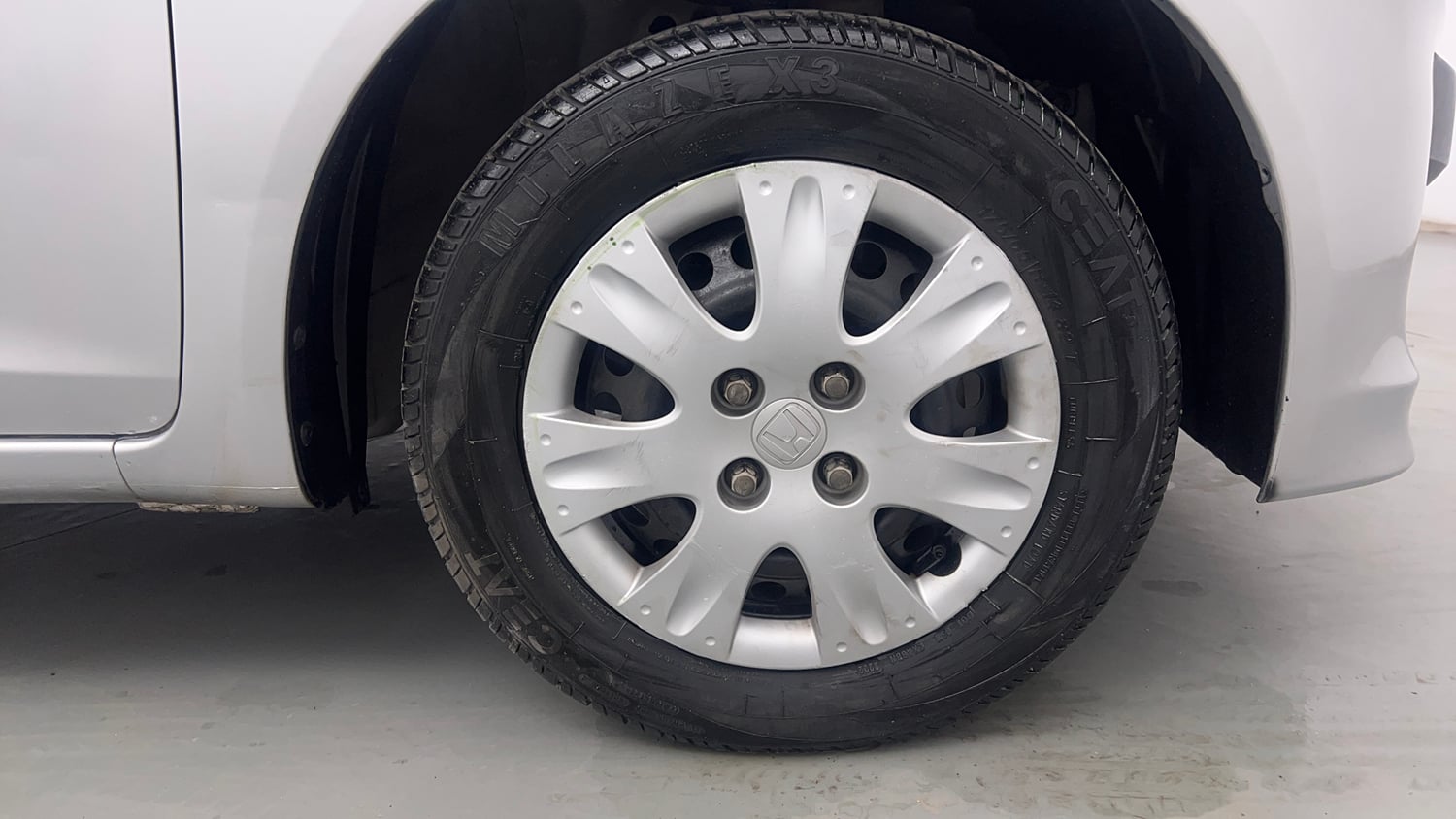 Used 2013 Honda Brio S MT Petrol Manual tyres RIGHT FRONT TYRE RIM VIEW