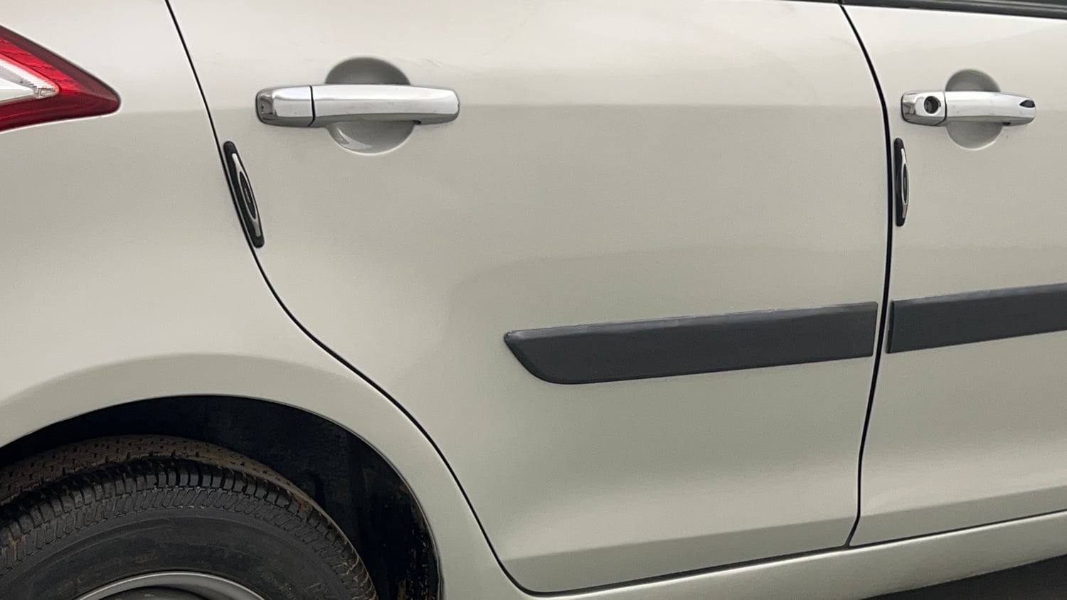 Used 2017 Maruti Suzuki Swift Lxi (O) Petrol Manual dents MINOR DENT