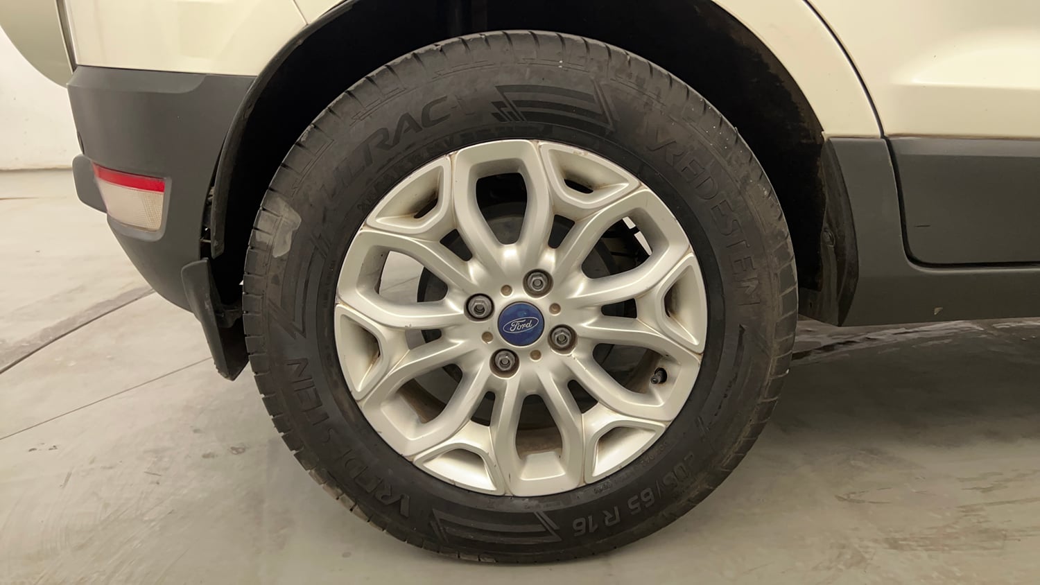 Used 2014 Ford EcoSport Titanium 1.5 TDCi (Opt) Diesel Manual tyres RIGHT REAR TYRE RIM VIEW