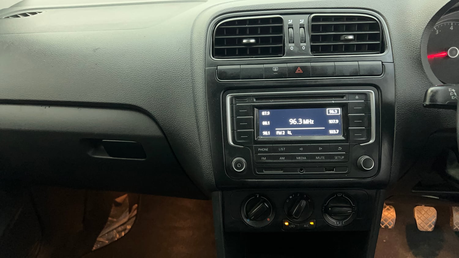 Used 2016 Volkswagen Polo Comfortline 1.2L (P) Petrol Manual interior MUSIC SYSTEM & AC CONTROL VIEW
