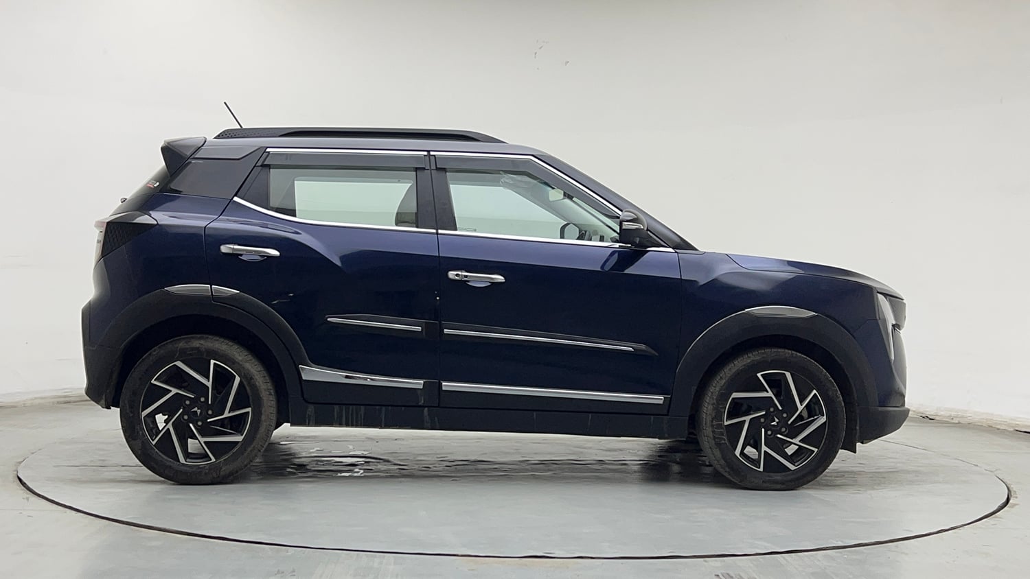 Used 2024 Mahindra XUV 3XO AX7L 1.2 Petrol AT Petrol Automatic exterior RIGHT SIDE VIEW