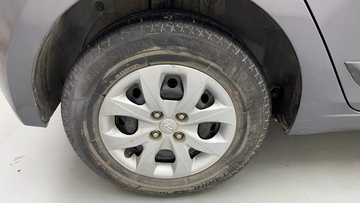 Used 2015 Hyundai Elite i20 Sportz 1.2 Petrol Manual tyres RIGHT REAR TYRE RIM VIEW