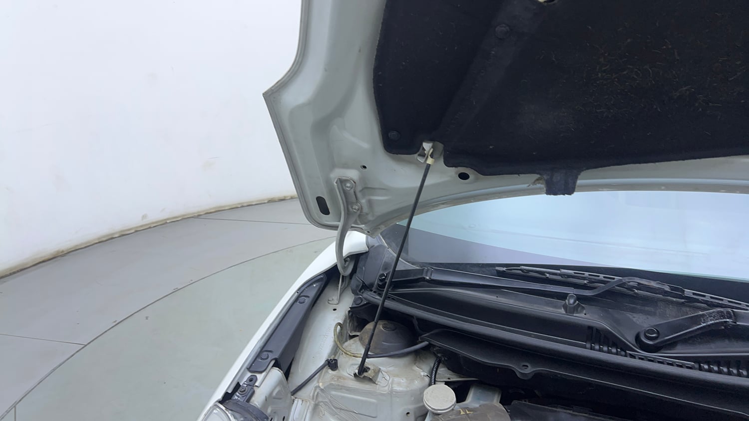 Used 2018 Maruti Suzuki Baleno Zeta 1.2 Petrol Manual engine ENGINE RIGHT SIDE HINGE & APRON VIEW