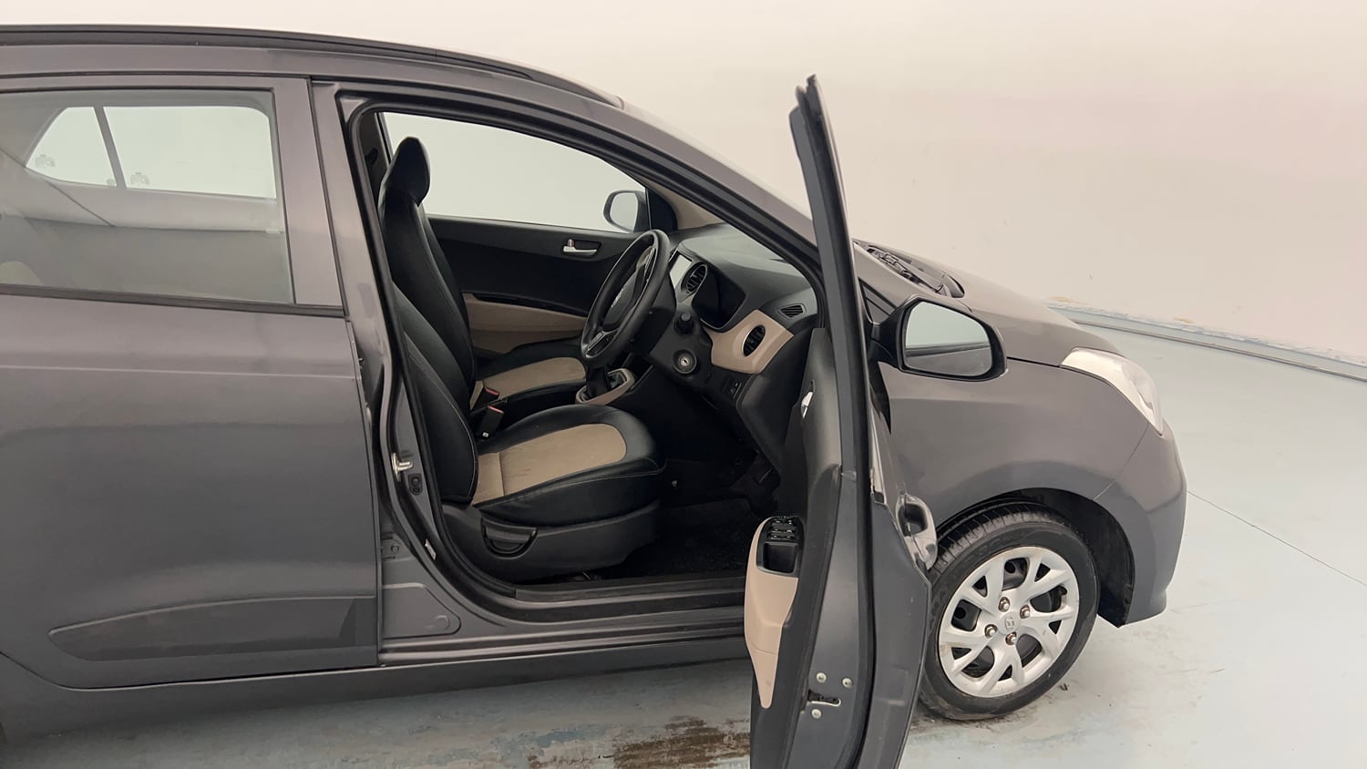 Used 2020 Hyundai Grand i10 Sportz 1.2 Kappa VTVT Petrol Manual interior RIGHT SIDE FRONT DOOR CABIN VIEW