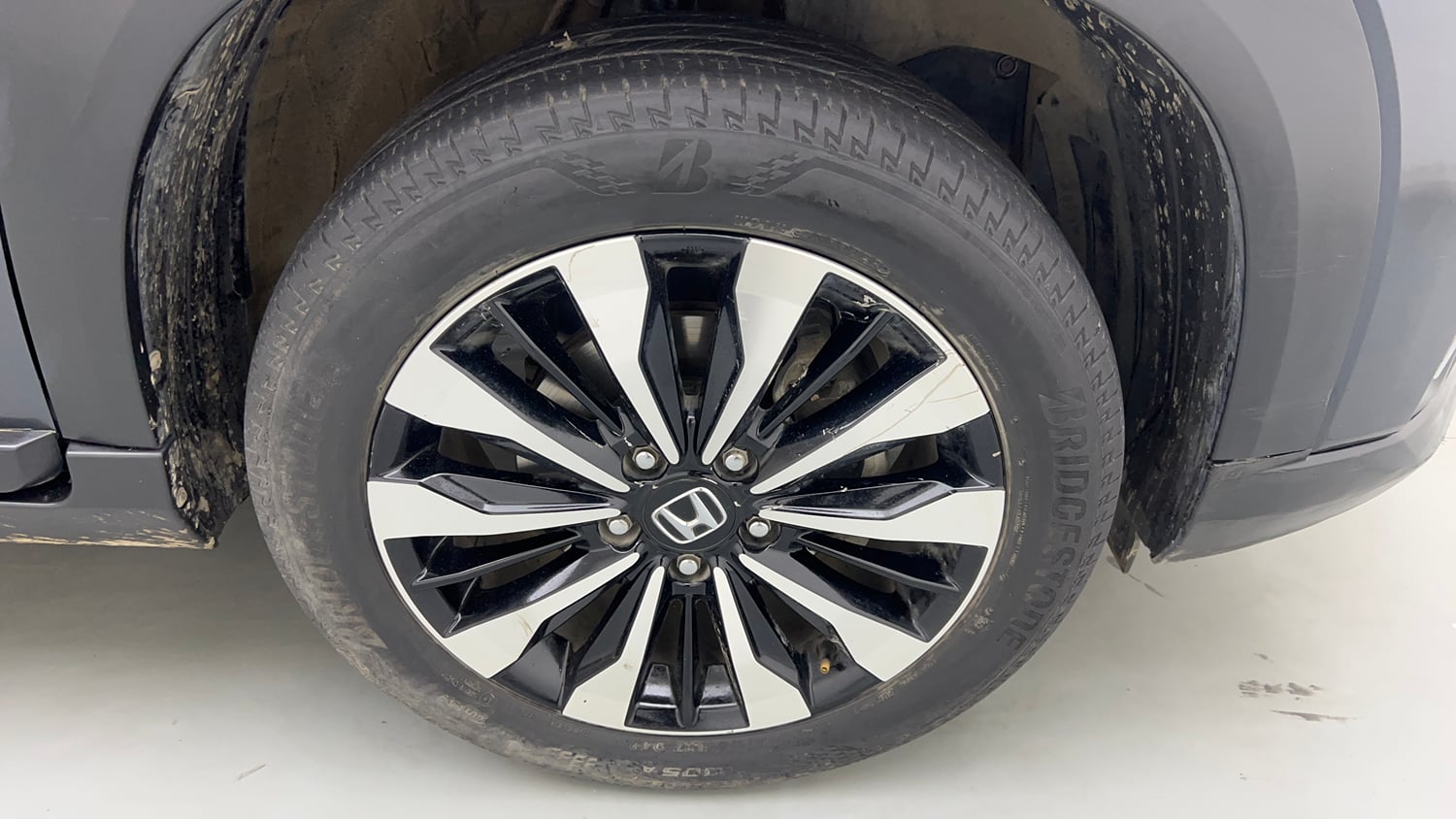 Used 2024 Honda Elevate VX CVT Petrol Automatic tyres RIGHT FRONT TYRE RIM VIEW