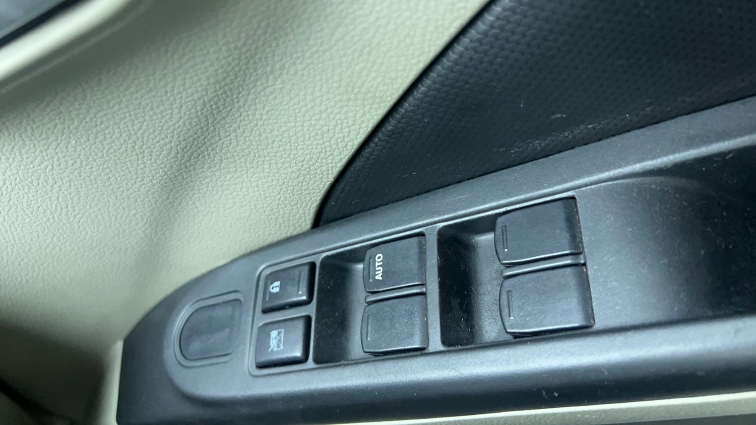 Used 2015 Maruti Suzuki Celerio VXi AMT Petrol Automatic top_features Power windows