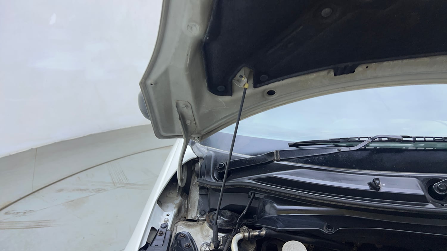 Used 2013 Maruti Suzuki Swift LXi Petrol Manual engine ENGINE RIGHT SIDE HINGE & APRON VIEW