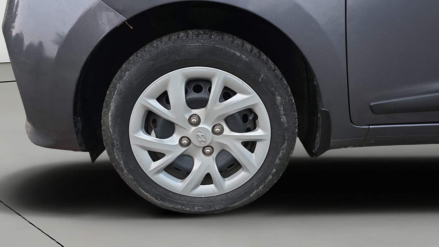 Used 2018 Hyundai Grand i10 Sportz (O) 1.2 Kappa VTVT Petrol Manual tyres LEFT FRONT TYRE RIM VIEW