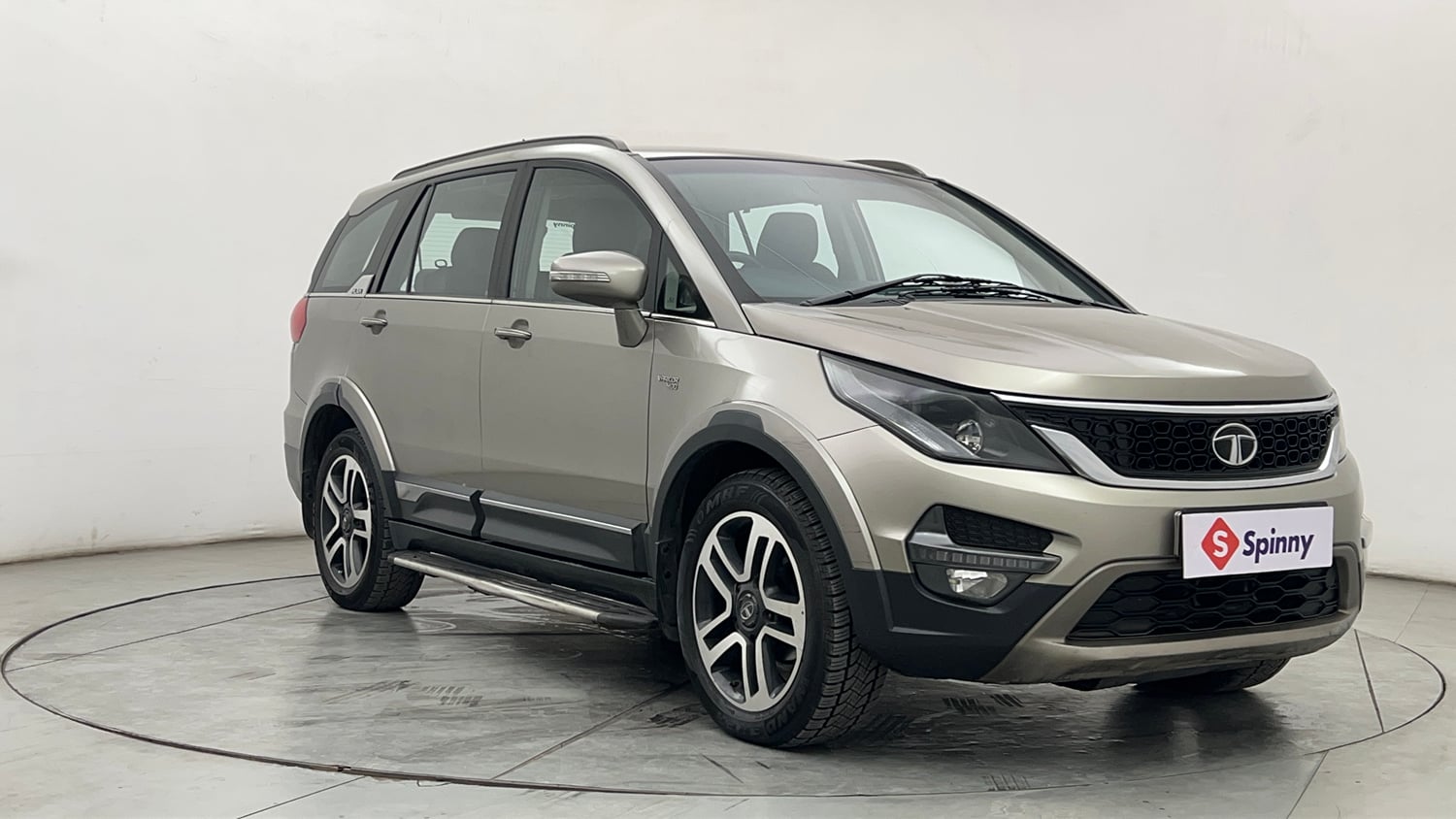 Used 2018 Tata Hexa XT 4x2 7 STR Diesel Manual exterior RIGHT FRONT CORNER VIEW