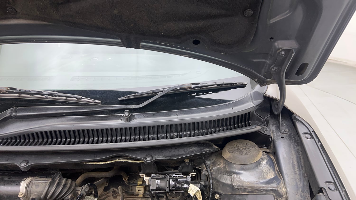 Used 2020 Maruti Suzuki Baleno Sigma Petrol Manual engine ENGINE LEFT SIDE HINGE & APRON VIEW