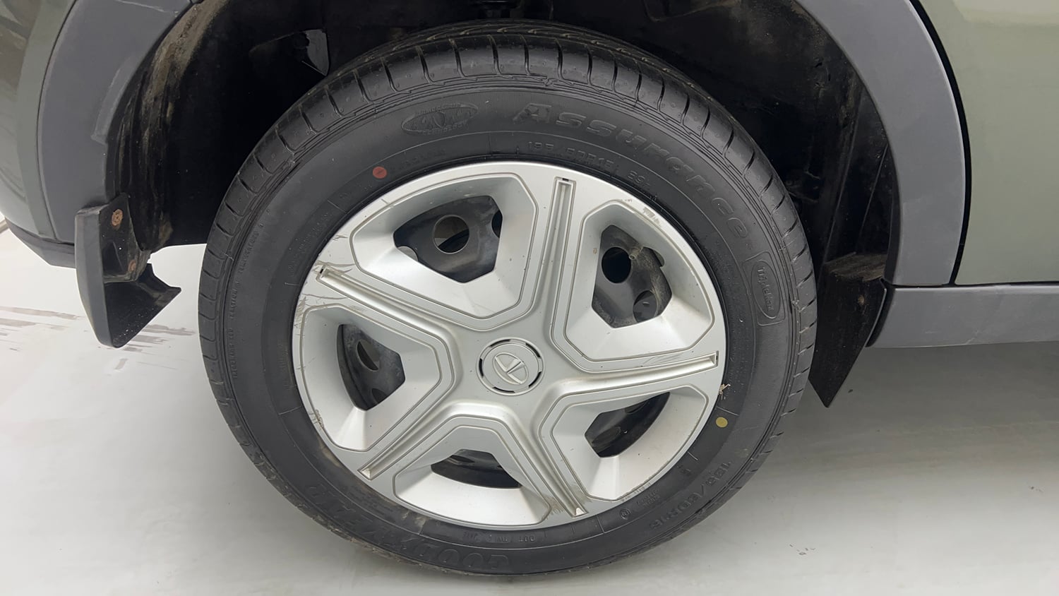 Used 2022 Tata Nexon XMA Plus (S) Petrol Automatic tyres RIGHT REAR TYRE RIM VIEW