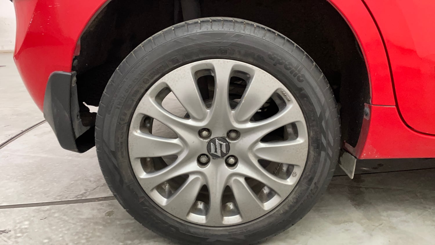 Used 2017 Maruti Suzuki Baleno Zeta 1.2 AT Petrol Automatic tyres RIGHT REAR TYRE RIM VIEW