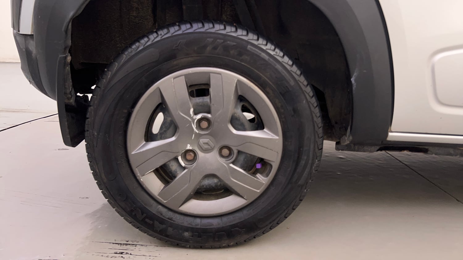 Used 2017 Renault Kwid 1.0 RXT AMT Petrol Automatic tyres RIGHT REAR TYRE RIM VIEW