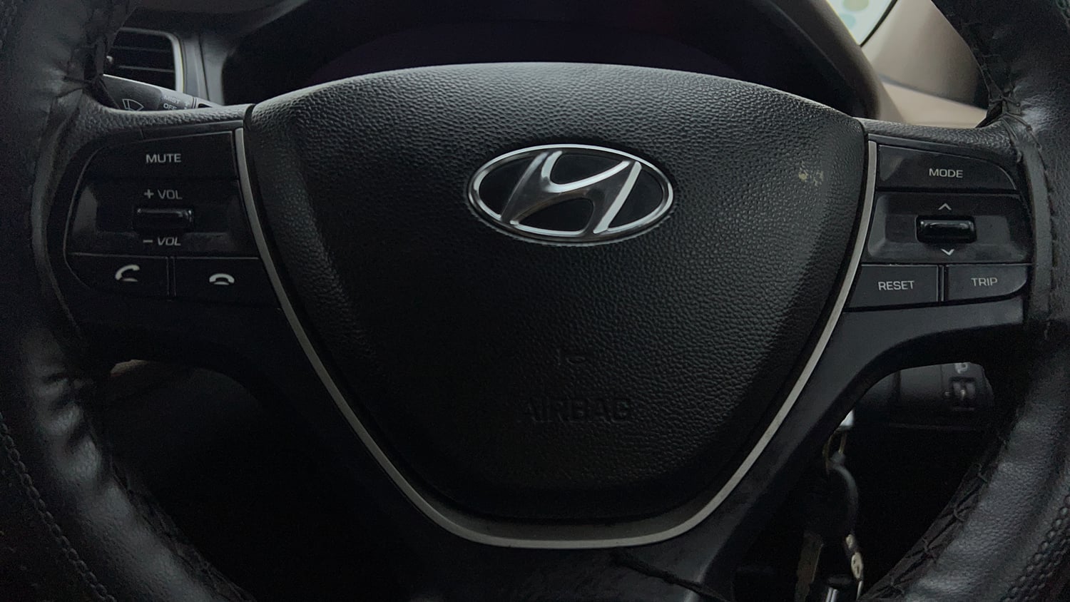 Used 2019 Hyundai Elite i20 Magna Plus 1.2 Petrol Manual top_features Steering mounted controls