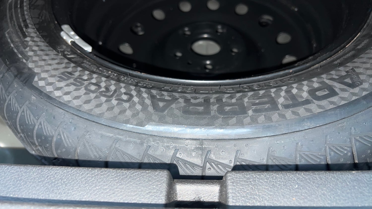 Used 2025 Maruti Suzuki Grand Vitara Zeta Smart Hybrid Petrol Manual tyres SPARE TYRE VIEW