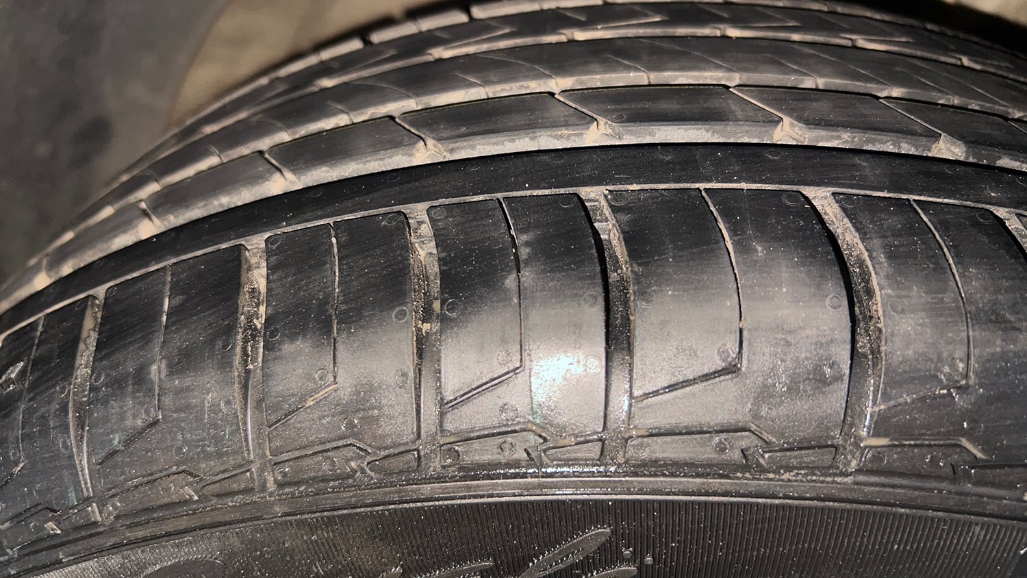 Used 2021 Mahindra XUV 300 1.5 W8 (O) Diesel Manual tyres RIGHT FRONT TYRE TREAD VIEW