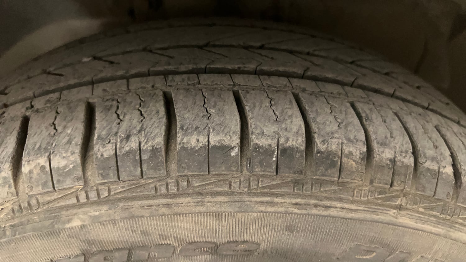 Used 2014 Ford Figo Duratec Petrol Titanium 1.2 Petrol Manual tyres RIGHT FRONT TYRE TREAD VIEW