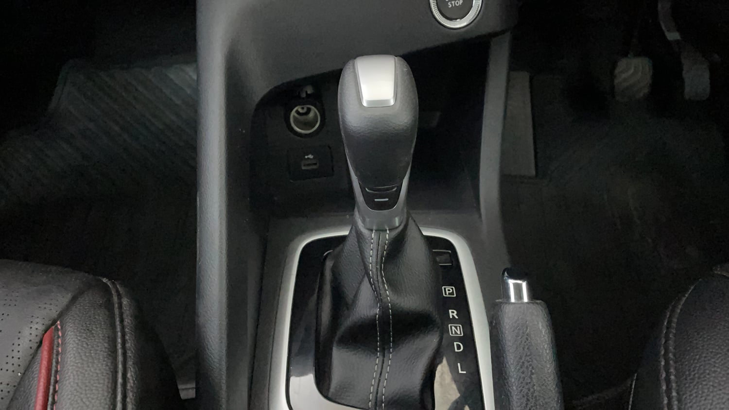 Used 2025 Nissan Magnite N-Connecta HRAO 1.0 Turbo Petrol CVT Petrol Automatic interior GEAR  KNOB VIEW