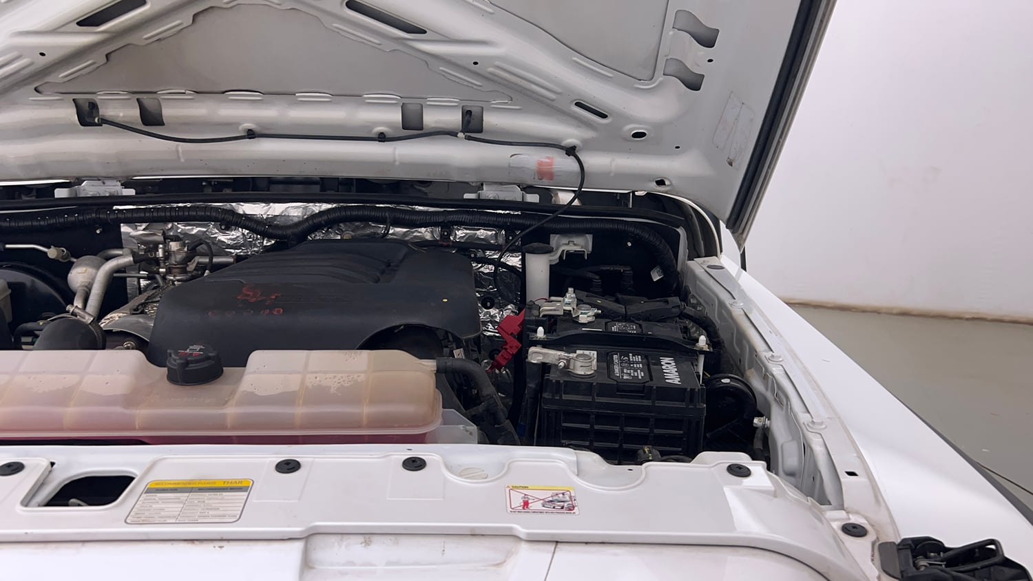 Used 2025 Mahindra Thar Roxx AX7 L Diesel AT 4WD Diesel Automatic engine ENGINE LEFT SIDE HINGE & APRON VIEW