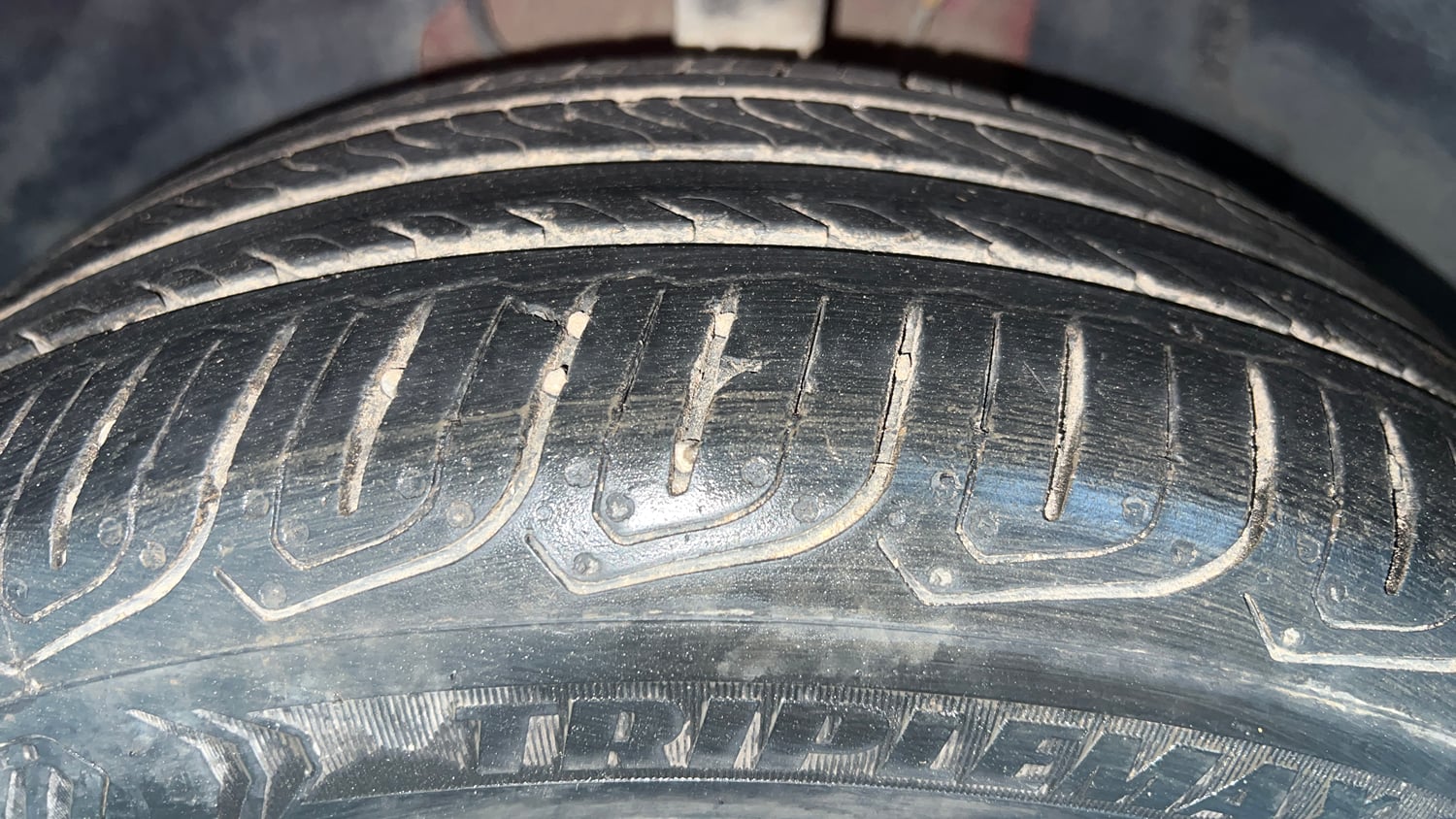 Used 2023 Tata Altroz XZA Petrol Petrol Automatic tyres LEFT FRONT TYRE TREAD VIEW