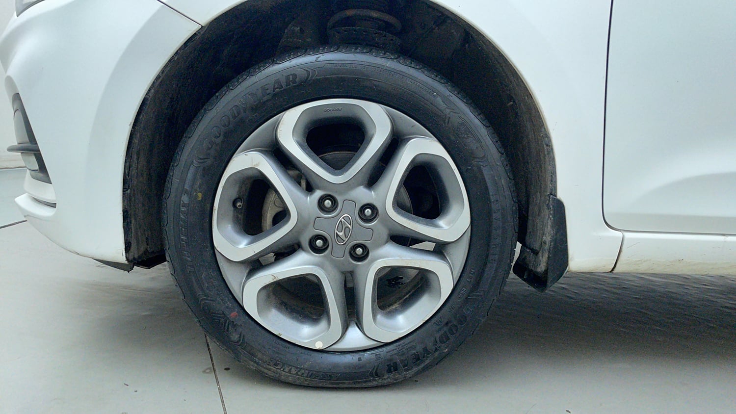Used 2019 Hyundai Elite i20 Asta 1.2 Dual Tone Petrol Manual tyres LEFT FRONT TYRE RIM VIEW
