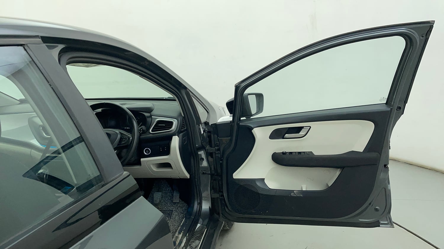 Used 2023 Tata Altroz XZ Plus (S) Petrol Manual interior RIGHT FRONT DOOR OPEN VIEW