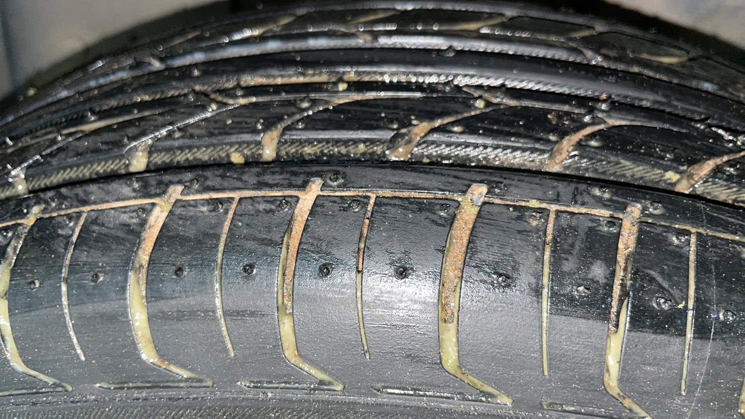Used 2022 Renault Kwid RXT 1.0 AMT (O) Petrol Automatic tyres LEFT FRONT TYRE TREAD VIEW