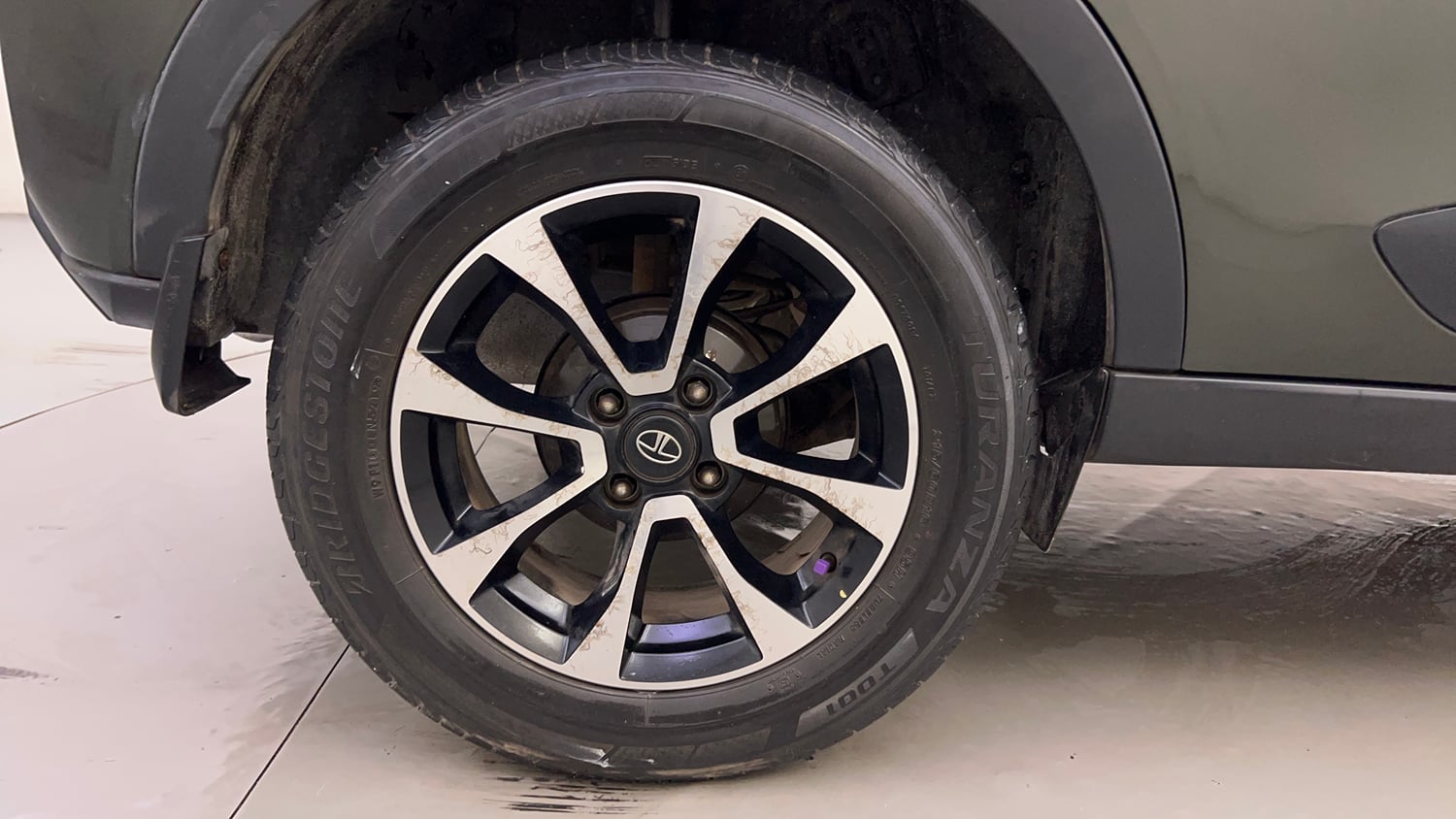 Used 2020 Tata Nexon XZA Plus (O) Dual Tone Petrol Automatic tyres RIGHT REAR TYRE RIM VIEW