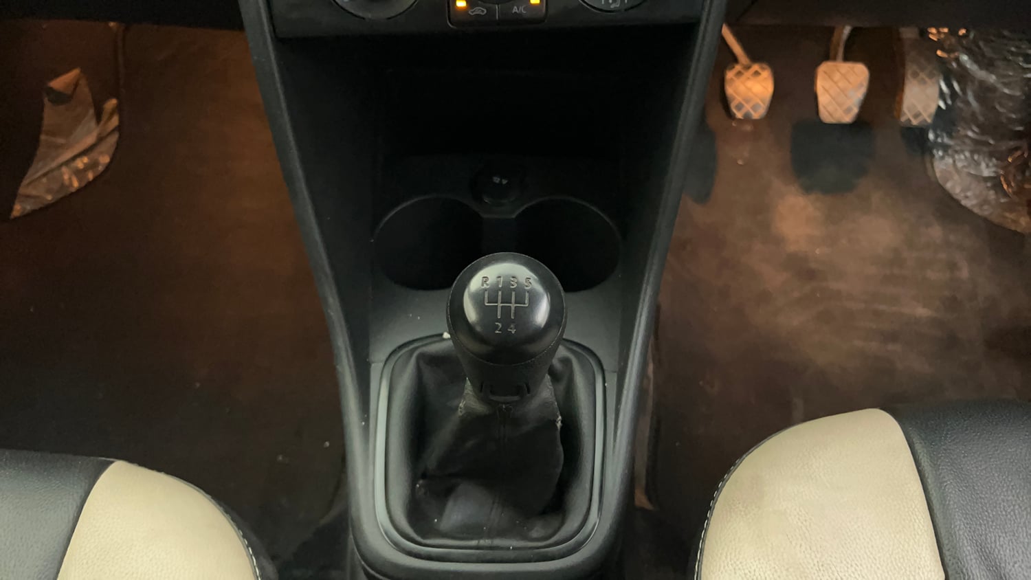Used 2016 Volkswagen Polo Comfortline 1.2L (P) Petrol Manual interior GEAR  KNOB VIEW