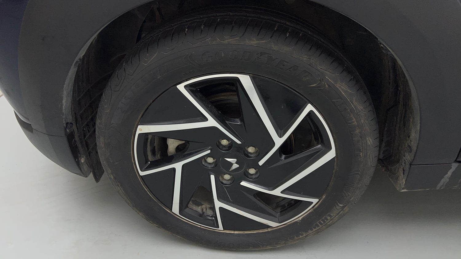 Used 2024 Mahindra XUV 3XO AX7L 1.2 Petrol AT Petrol Automatic tyres LEFT FRONT TYRE RIM VIEW