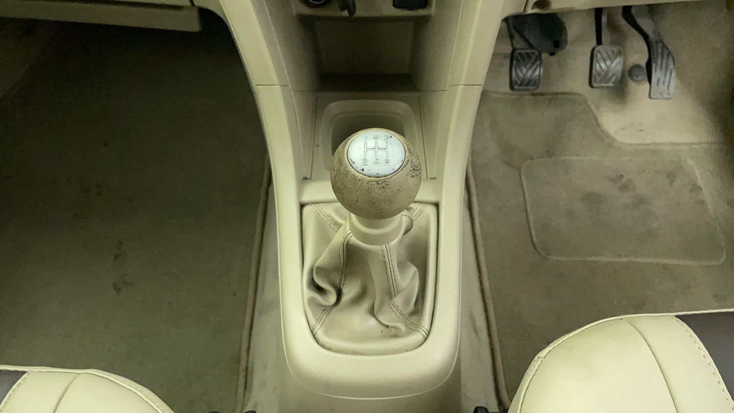 Used 2013 Maruti Suzuki Ertiga ZXi Petrol Manual interior GEAR  KNOB VIEW