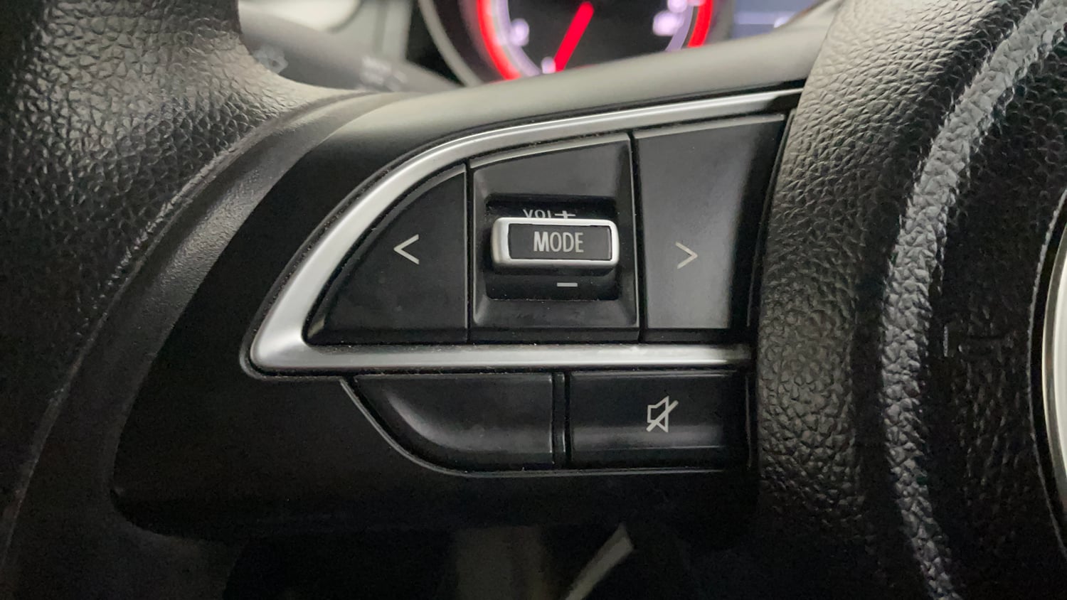 Used 2019 Maruti Suzuki Swift VXi AMT Petrol Automatic top_features Steering mounted controls