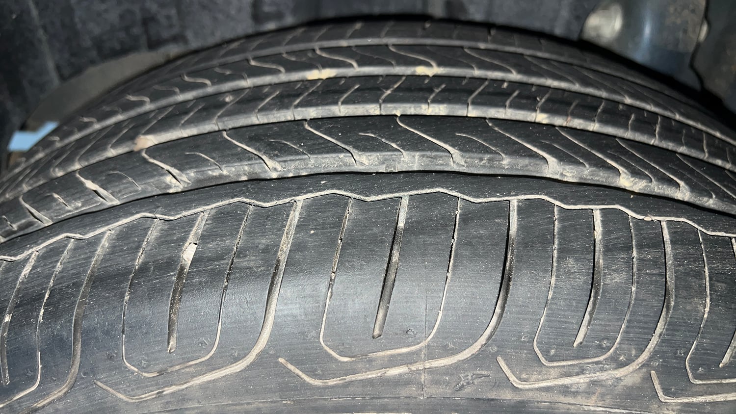 Used 2024 Mahindra XUV 3XO AX7L 1.2 Petrol AT Petrol Automatic tyres RIGHT REAR TYRE TREAD VIEW