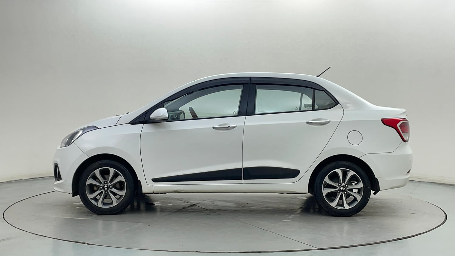 Used 2017 Hyundai Xcent SX 1.2 (O) Petrol Manual exterior LEFT SIDE VIEW