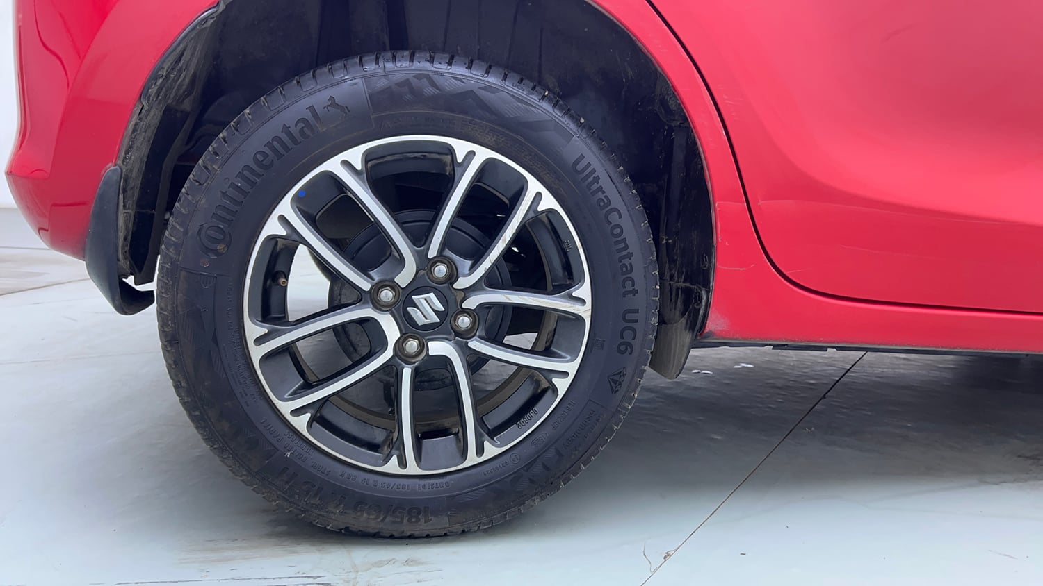 Used 2023 Maruti Suzuki Swift ZXi Plus AMT Dual Tone Petrol Automatic tyres RIGHT REAR TYRE RIM VIEW